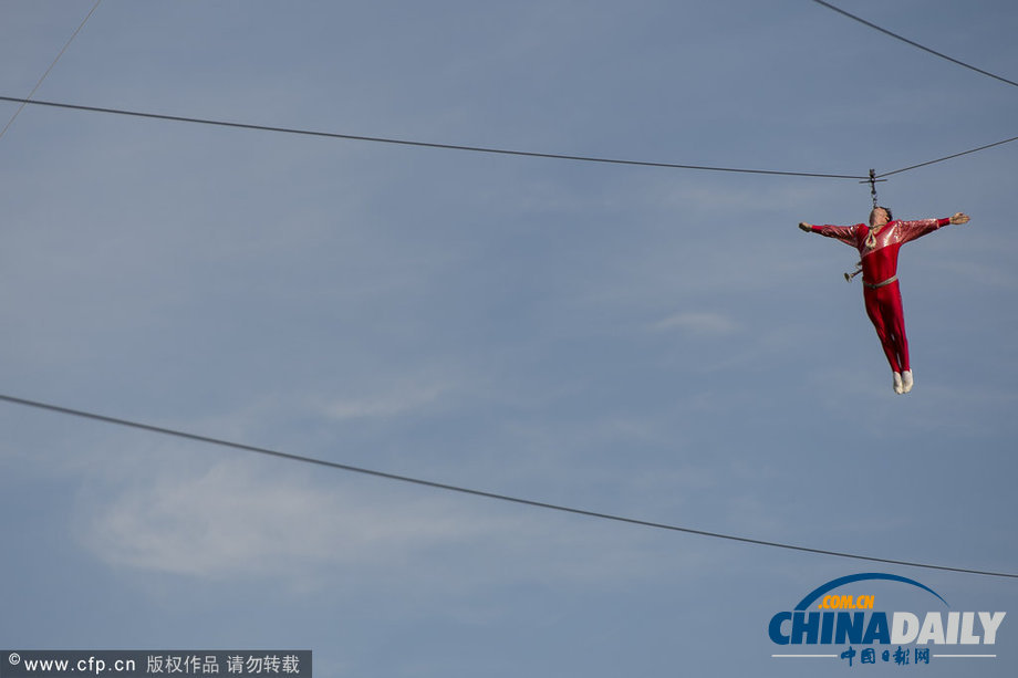 德國高空鋼絲表演隊上演刺激表演 騎摩托空中“飆車”