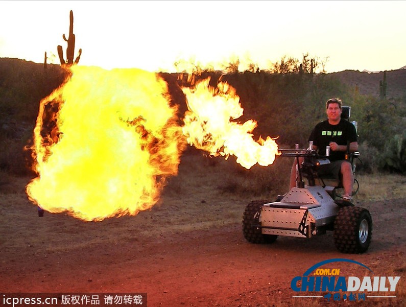 美國(guó)工程師打造噴火輪椅 殘疾人也能拉風(fēng)出行