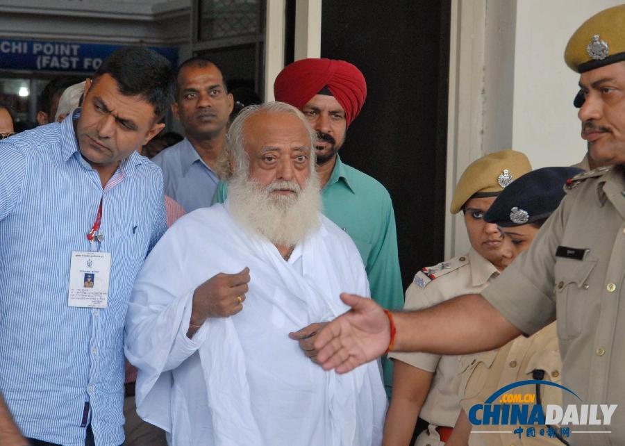 印度抗議者焚燒7旬淫魔肖像 嫌犯被證實具性侵能力