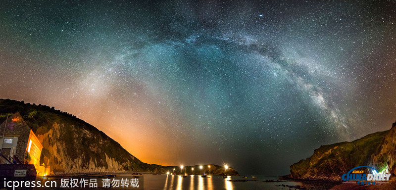 組圖：銀河懸掛英國侏羅紀(jì)海岸線上空 亦幻亦仙