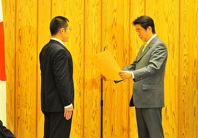 安倍為救人中國留學生授獎照曝光 獎狀蓋有天皇玉璽（組圖）