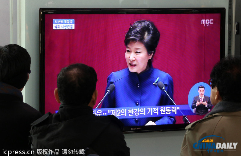 樸槿惠首次發表施政演講 遭反對黨剃光頭戴口罩抗議