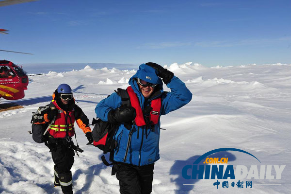 中國(guó)直升機(jī)搭載俄被困科考船乘客已平安降落