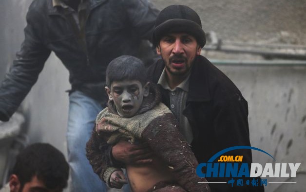 敘移交化武第一日遭空襲 人鏈拯救兒童溫情感人