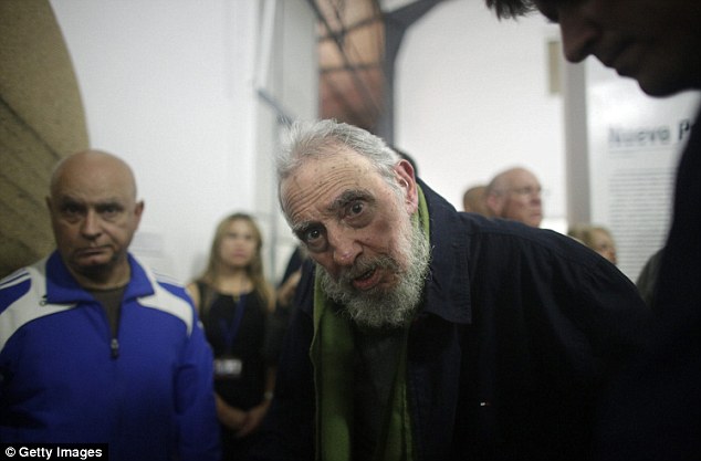 八旬卡斯特羅拄拐棍出席公開活動(dòng) 近一年來首次露面