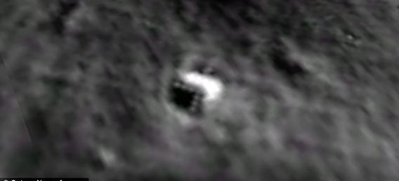 月球表面現(xiàn)神秘楔形物 網(wǎng)友稱或為巨型太空船