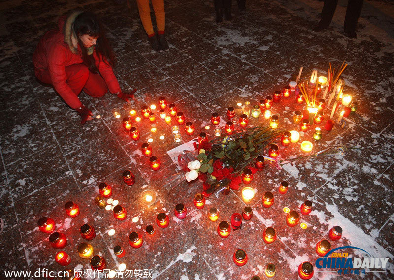 烏克蘭沖突持續(xù)街道如戰(zhàn)場 民眾點(diǎn)蠟燭紀(jì)念被打死者