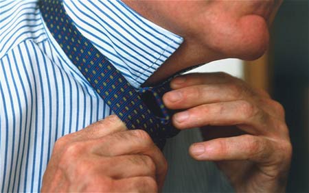 英職場著裝刮休閑風 領(lǐng)帶50年內(nèi)將消亡