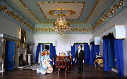 英國古稀老人打造逼真玩偶屋