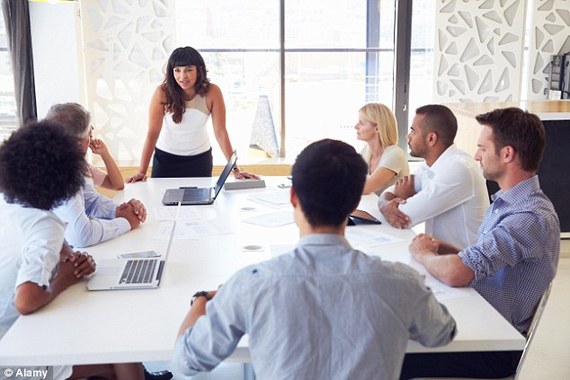 研究:面對女上司,男下屬更想維護男子氣概