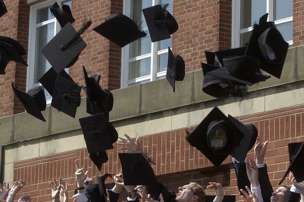 英大學禁畢業生空中“拋帽”