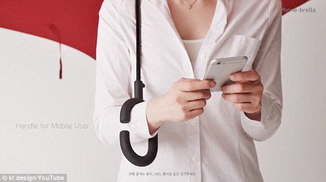 “手機雨傘”:雨中手機黨必備