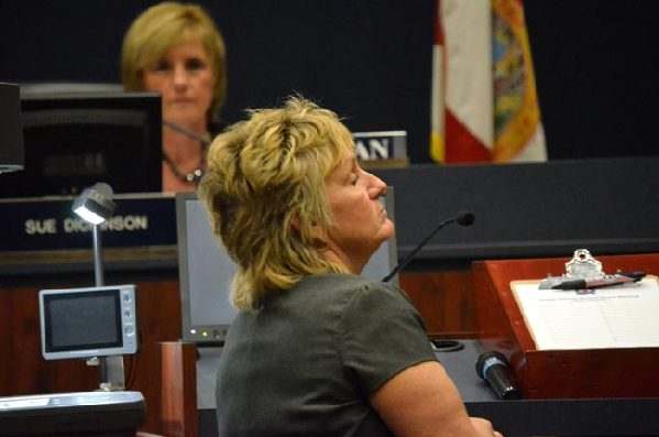 “把某人扔下公車”是什么意思？