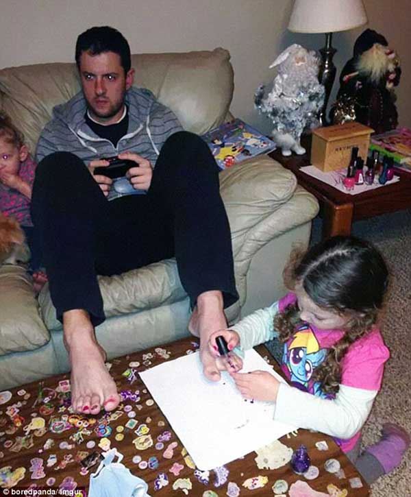 爸爸帶娃不靠譜？逗比奶爸帶娃爆笑瞬間(組圖)