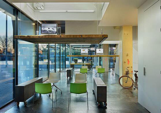 荷蘭發明防加班辦公桌 一到下班點就升空