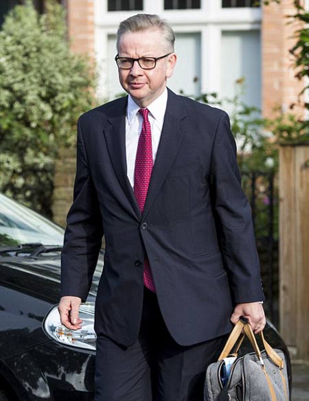 盟友變敵人:戈夫踩鮑里斯上位 迫使其退選