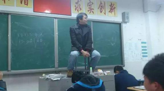 看你怎么作弊 監考老師出高招:頭頂報紙擋視線