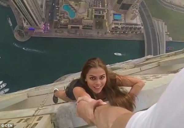 驚心動(dòng)魄!俄羅斯女模摩天大樓拍“亡命照”