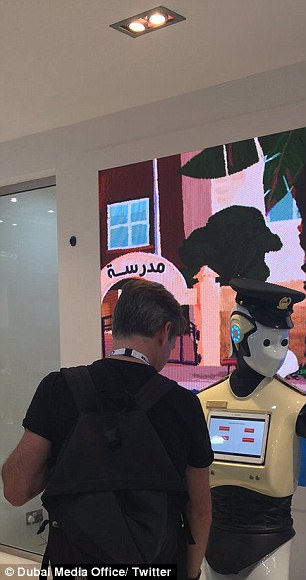 迪拜機器人警察上崗 會六種語言