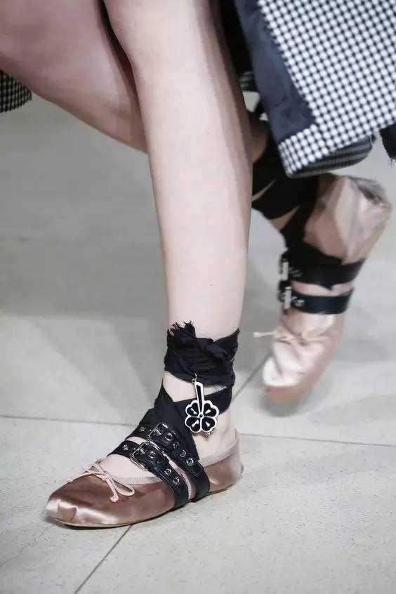 綁帶鞋為何能掀起夏日狂潮？