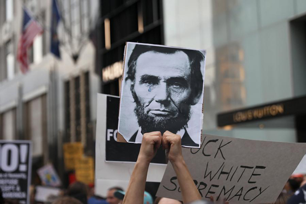 白人種族暴力撕裂美國！特朗普不當表態遭各界質疑