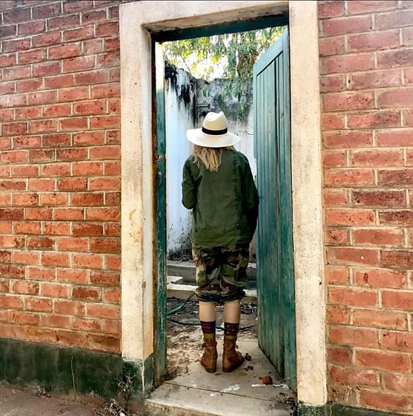 你能憑借一張背影照認出這些大明星嗎？