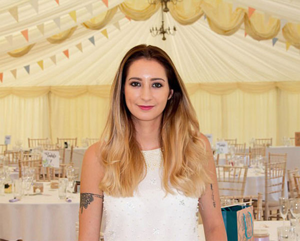 強迫癥原來這么可怕!英國妹子患強迫癥 自曝一天洗頭72次