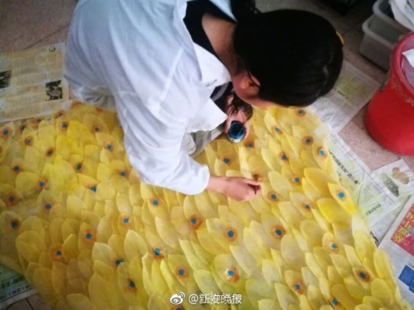 6000片樹葉做出美裙 原來他們是這么做到的！