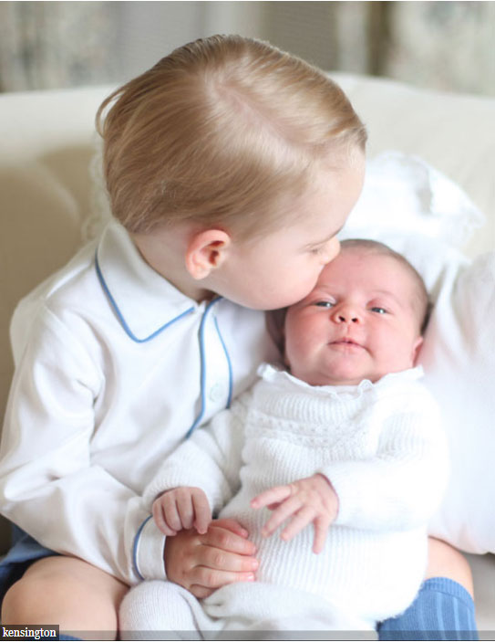 萌翻啦！英國路易小王子官方照曝光 夏洛特公主送香吻（組圖）