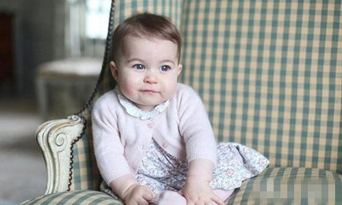 萌翻啦！英國路易小王子官方照曝光 夏洛特公主送香吻（組圖）